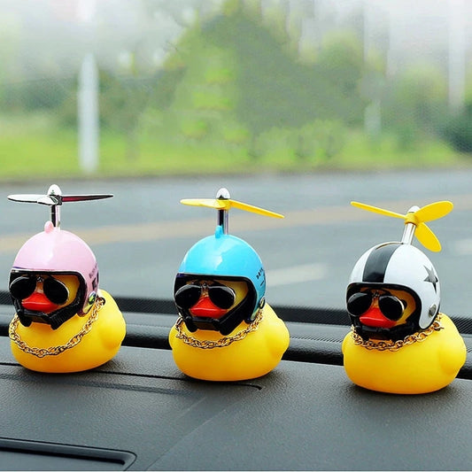 Pato de carro com capacete pingente