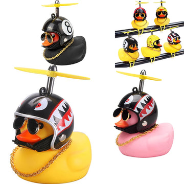 Pato de carro com capacete pingente